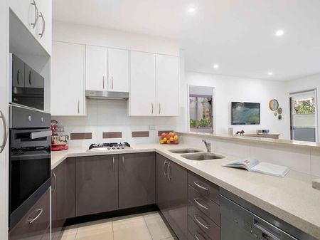 Spacious 3 bedroom park-side home with courtyard - Photo 3