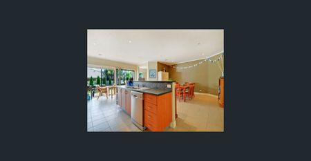 Large 4-Bedroom Home - Photo 4