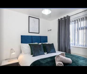 4 Bed Terraced House, Hillfoot Walk, M15 - Photo 4