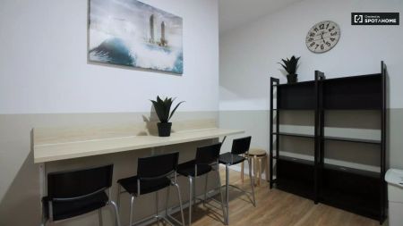 Spacious room for rent in 6-bedroom apartment in El Raval - Foto 3