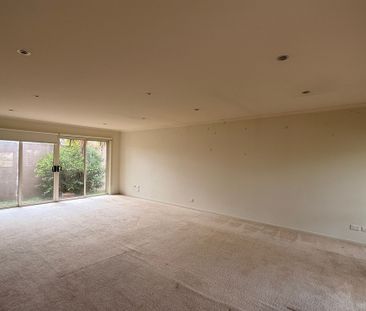 Spacious Family Townhouse - Photo 2