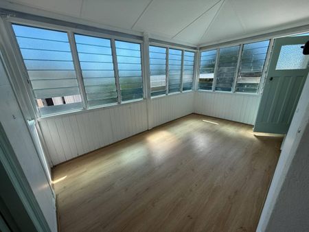 BIG UPSTAIRS FLAT WITH RECENT RENOVATIONS - Photo 4