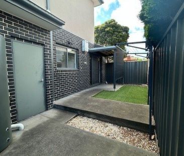 Stunning Townhouse! - Photo 1