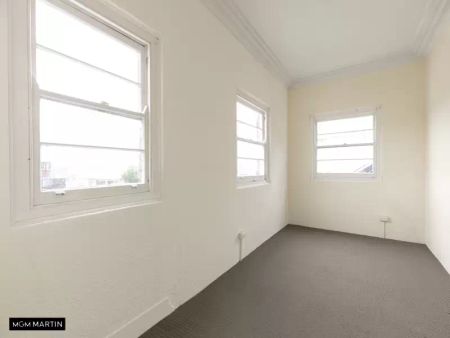 MGM MARTIN – FRESHLY PAINTED THREE BEDROOM APARTMENT - Photo 5