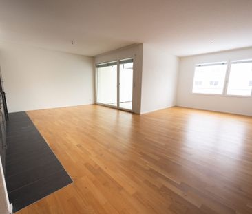 Appartement lumineux de 4.5 pièces au 2ème étage avec colonne de la... - Photo 2