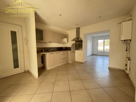 Location Appartement 4 pièces 65m² POUILLY SOUS CHARLIEU 42720 - Photo 2