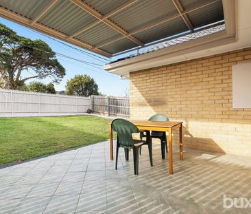 LARGE 3 BEDROOM UNIT WITH RENOVATED BATHROOM - Photo 1