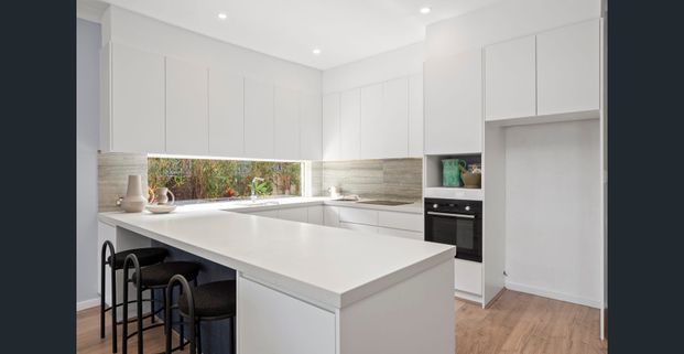 Modern & Spacious Coastal Family Home with Pool - Photo 1