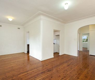 Art Deco in a convenient location - Photo 3