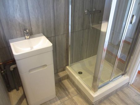 2 bedroom ground floor flat to rent - Photo 2