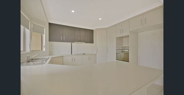 IMMACULATE THREE-BEDROOM HOME - Photo 1