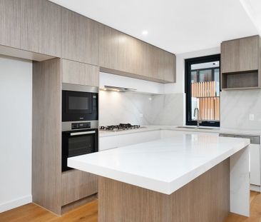 Stylish & Luxurious Tri-Level Townhouse - Photo 4