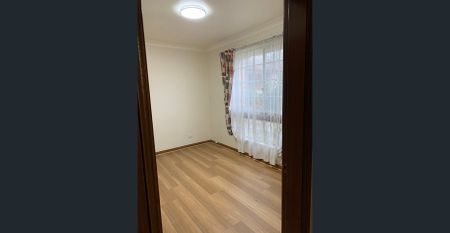 Walk to Hurstville Public School - Affordable rent for 3-bedroom villa in block of 4 - Photo 3