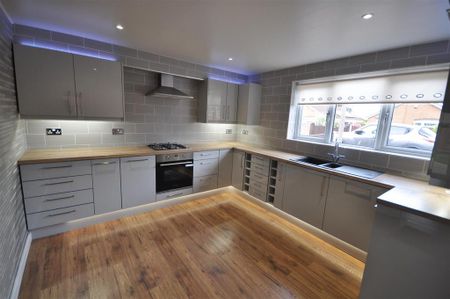 4 bedroom semi-detached house to rent - Photo 3