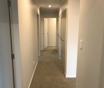 NEARLY NEW, SPACIOUS, MODERN FAMILY HOME SITTING PRETTY IN THE LAKES. - Photo 3