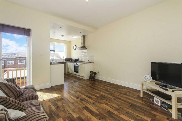 2 bedroom flat to rent - Photo 1