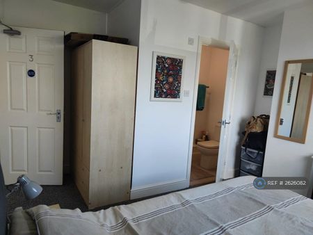 1 bedroom in a house share to rent - Photo 2