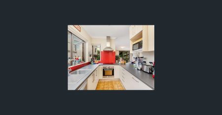 SPACIOUS APARTMENT WITH SECURE PARKING - Photo 3