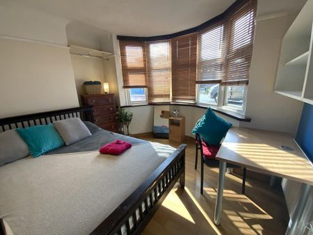 6 bedroom semi-detached house to rent - Photo 4
