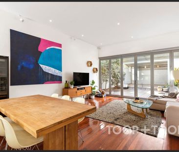 Spacious Villa in the Heart of Mile End! - Photo 2