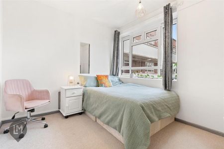3 bedroom flat to rent - Photo 4