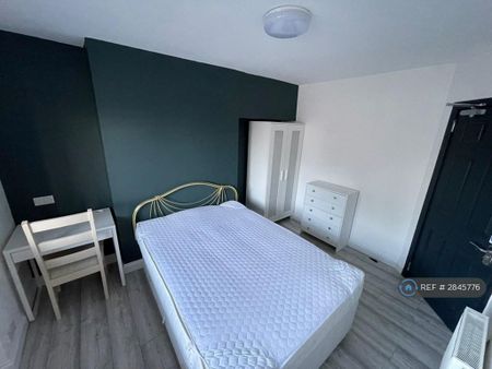 4 bedroom semi-detached house to rent - Photo 2