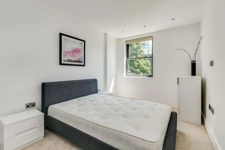 3 bedroom flat in London - Photo 3