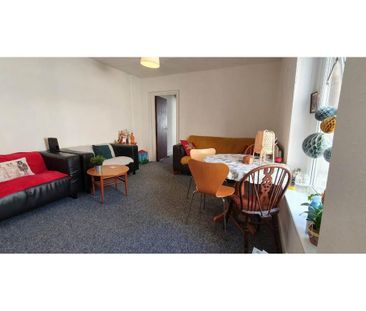 3 bedroom flat to rent - Photo 2