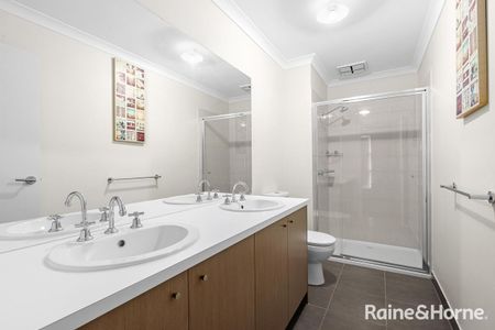 Splendid 3Br Townhouse in Riversdale Estate, Tarneit! - Photo 3