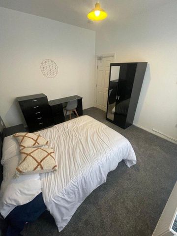 4 bedroom flat to rent - Photo 3