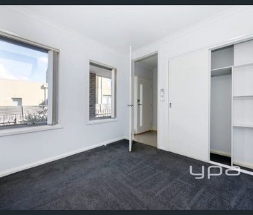 UPMARKET TOWN "HOME" IN PRESTIGE LOCALE, TOTALLY MAINTENANCE FREE! - Photo 2