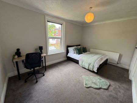 4 bedroom semi-detached house to rent - Photo 2