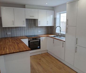 2 bedroom terraced house to rent - Photo 4