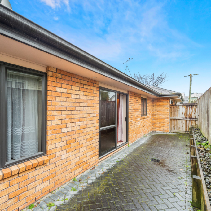 This tidy, two bedroom townhouse is situated within walking distance of Waikato Hospital and conveniently close to the CBD. - Photo 1