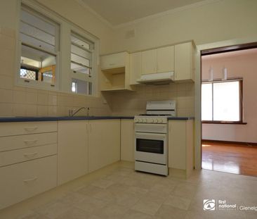 3 bedroom home, just a short walk to tram! - Photo 4