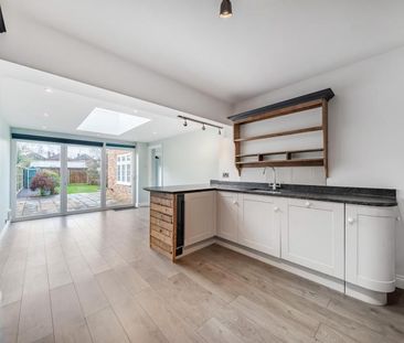 Woodlands Road, Guildford - 3 bedrooms Property for lettings - Seym... - Photo 2