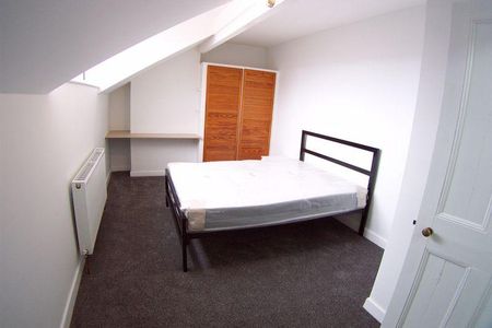 1 bedroom in a flat share to rent - Photo 2