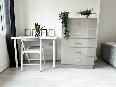 Room in a Shared Flat, Walm Lane, NW2 - Photo 5