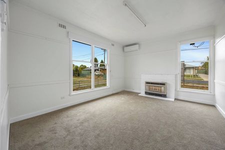 SPACIOUS THREE BEDROOM HOME LOCATED IN WENDOUREE WEST - Photo 4