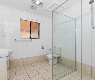 Large 2 Bedroom Half House - Photo 4