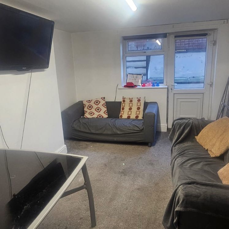 4 Bed - 161B Kirkstall lane, Headingley, Leeds - LS6 3EJ - Student - Photo 1