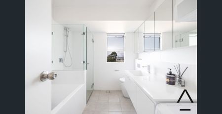 Sweeping unobstructed views from the ridge of Neutral Bay - Photo 2