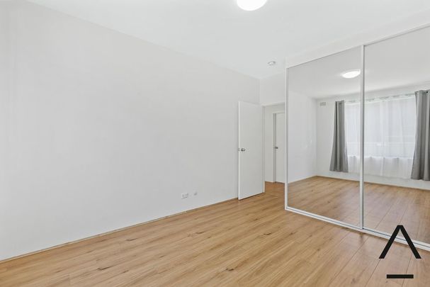 Updated And Spacious Two Bedroom Apartment, Conveniently Located Only Minutes To Dulwich Hill Station - Photo 1