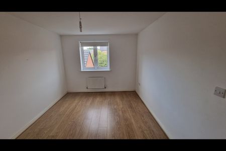 4 Bed Semi-Detached House, Guardian Way, LU1 - Photo 3