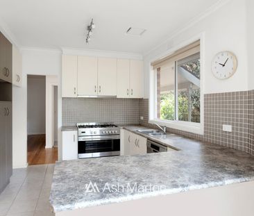 Spacious Family Home with Garden, Balcony, and Versatile Living Spaces - Photo 3