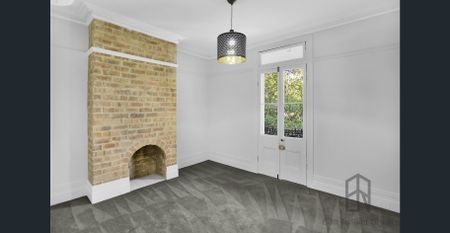 Modern inner city terrace living! - Prime location! - Photo 2