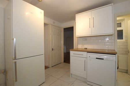 3 bedroom Terraced House to let - Photo 3