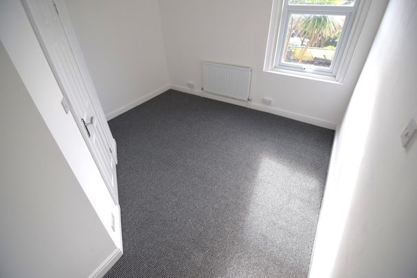 To Let 1 Bed Flat - Photo 1