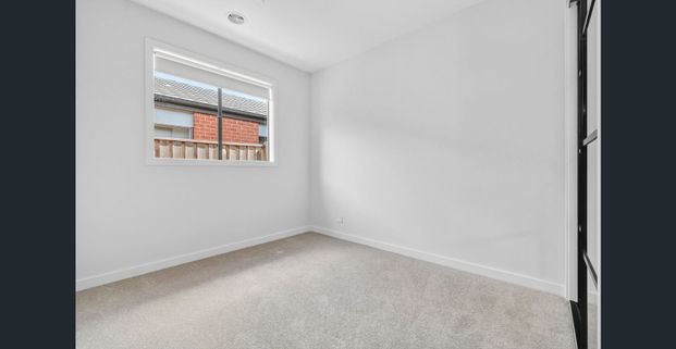 Brand-new Family Living in the Heart of Cranbourne East - Photo 1