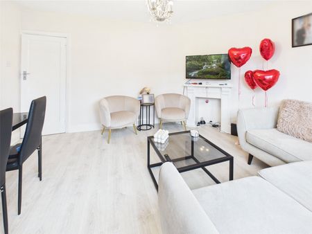 Manor Court, Twickenham, Middlesex, TW2 - Photo 2